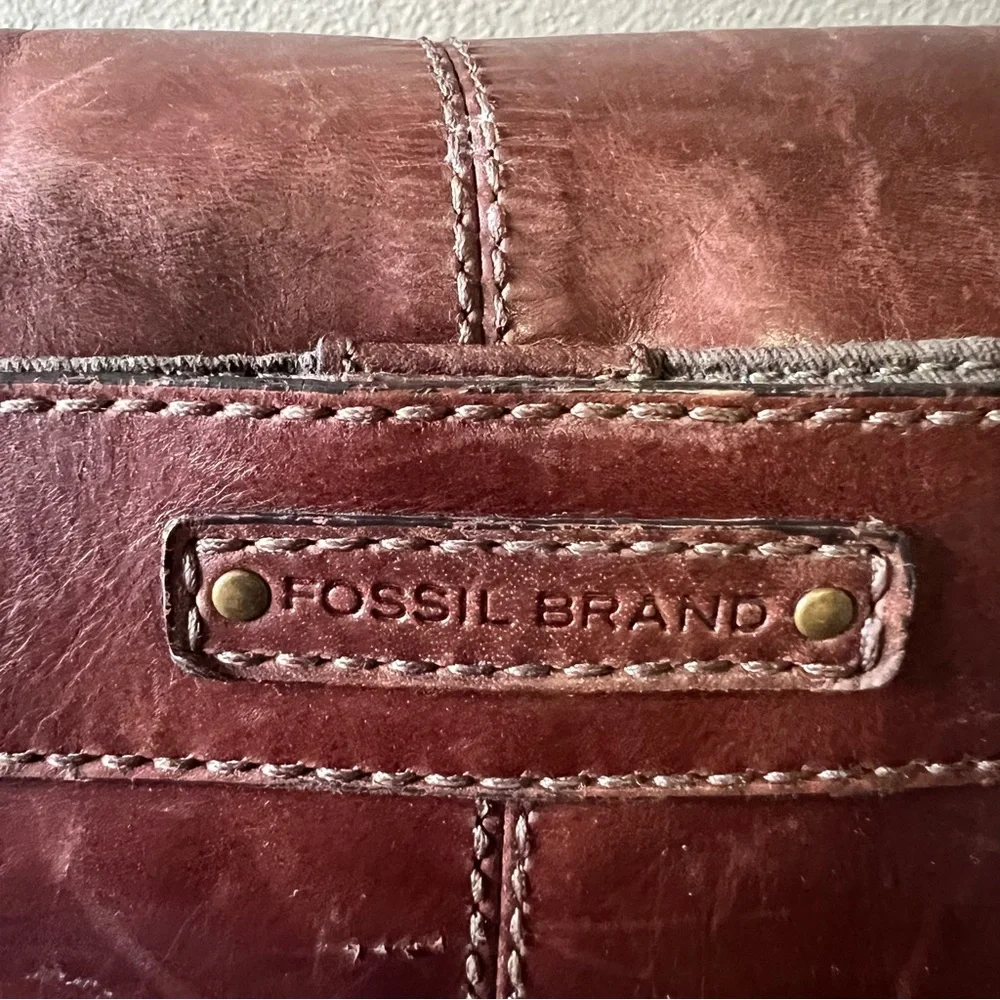 Fossil Distressed Brown Leather Messenger/Laptop Crossbody Bag Great Condition